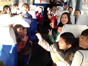 學(xué)前班蒙氏班到戶(hù)外進(jìn)行社會(huì)實(shí)踐和感統(tǒng)游戲課